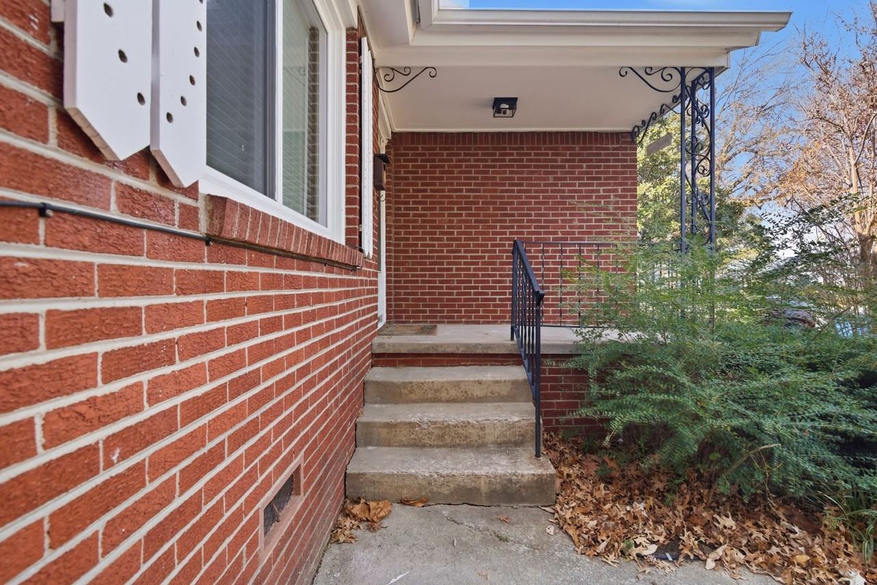 1014 E 38th St - Photo 4 of 30