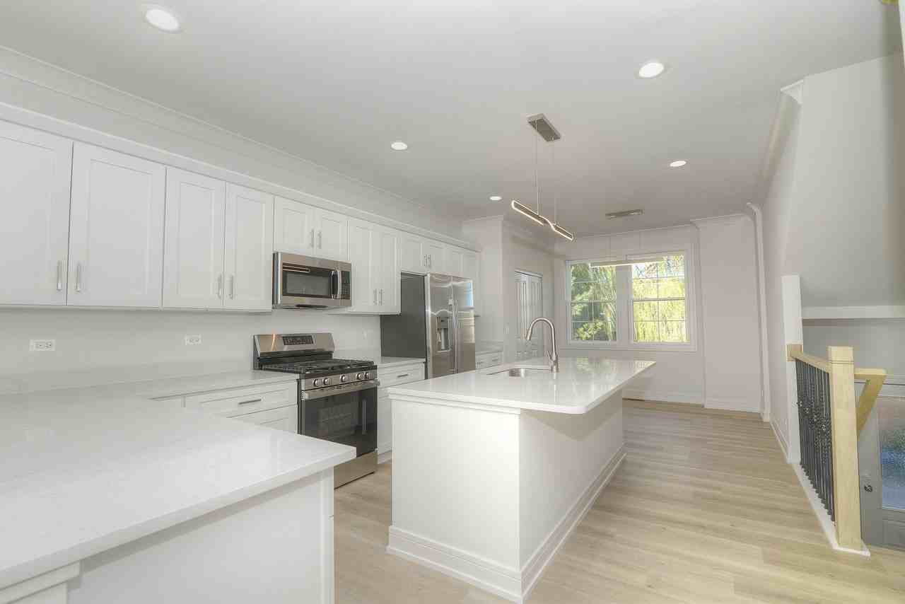 3 Bedroom 2.5 Bathroom Townhouse - Photo 5 of 30