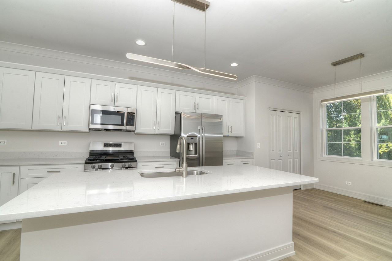 3 Bedroom 2.5 Bathroom Townhouse - Photo 6 of 30