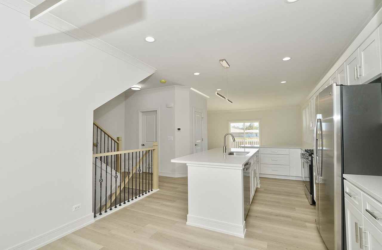 3 Bedroom 2.5 Bathroom Townhouse - Photo 7 of 30