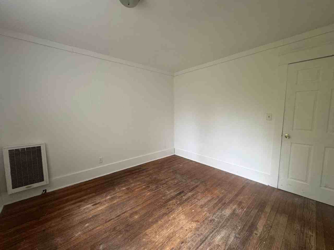 213 Depeyster St - Photo 5 of 18