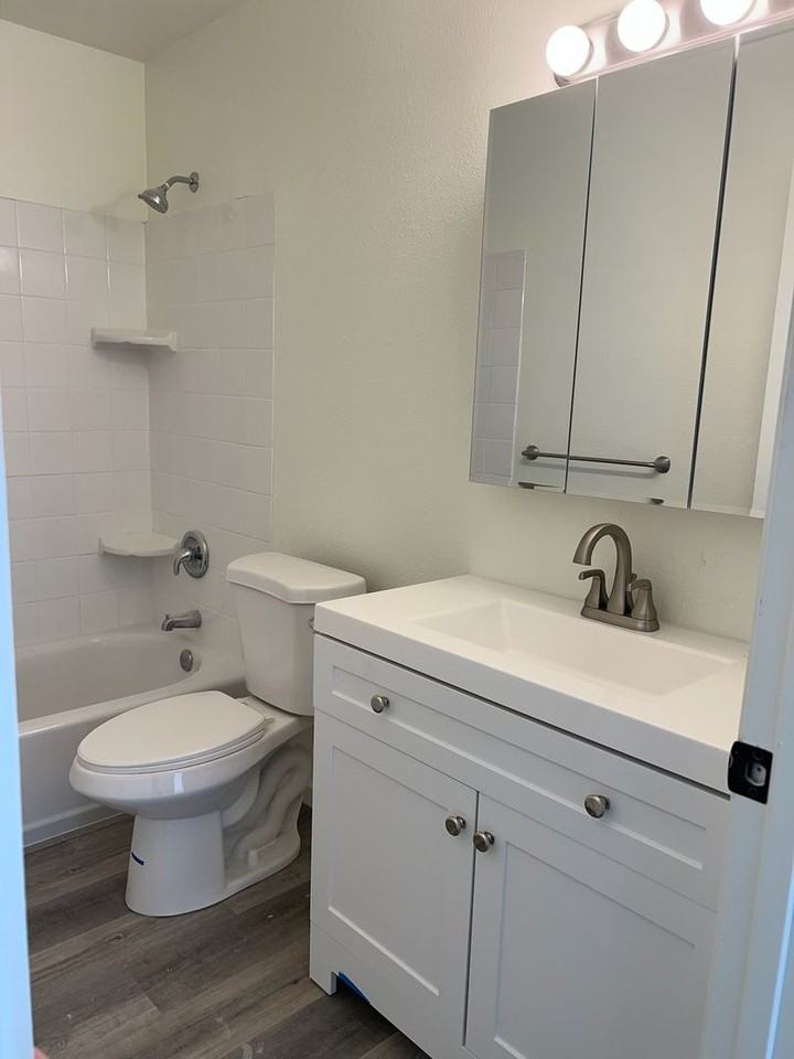 2113 Hamden Dr - Photo 2 of 6