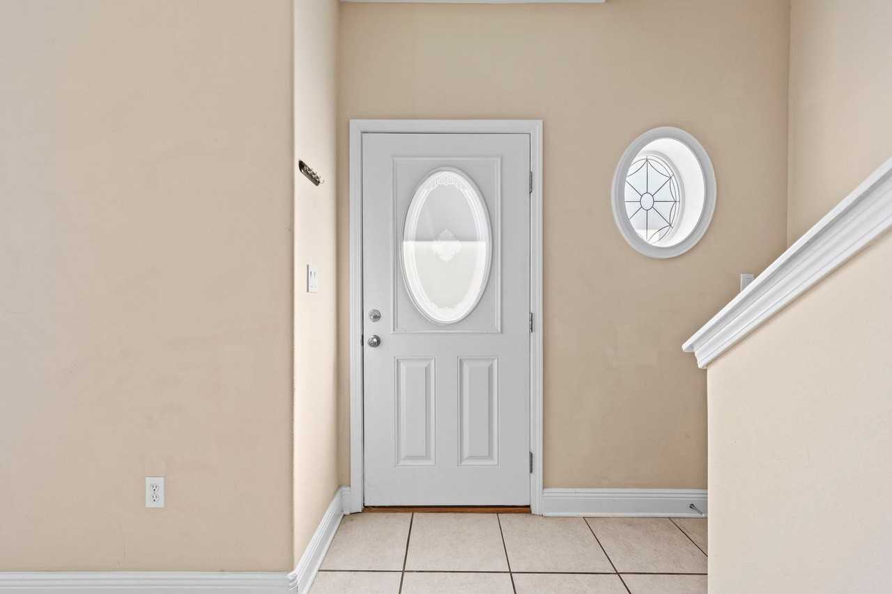 528 Maple Ave - Photo 4 of 32