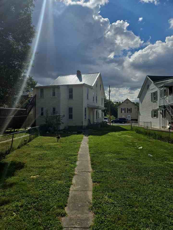 709 Broad St - Photo 3 of 4