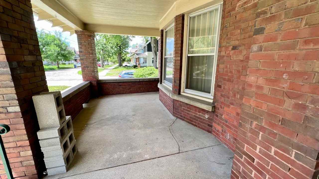 1401 Logan St Se - Photo 3 of 15