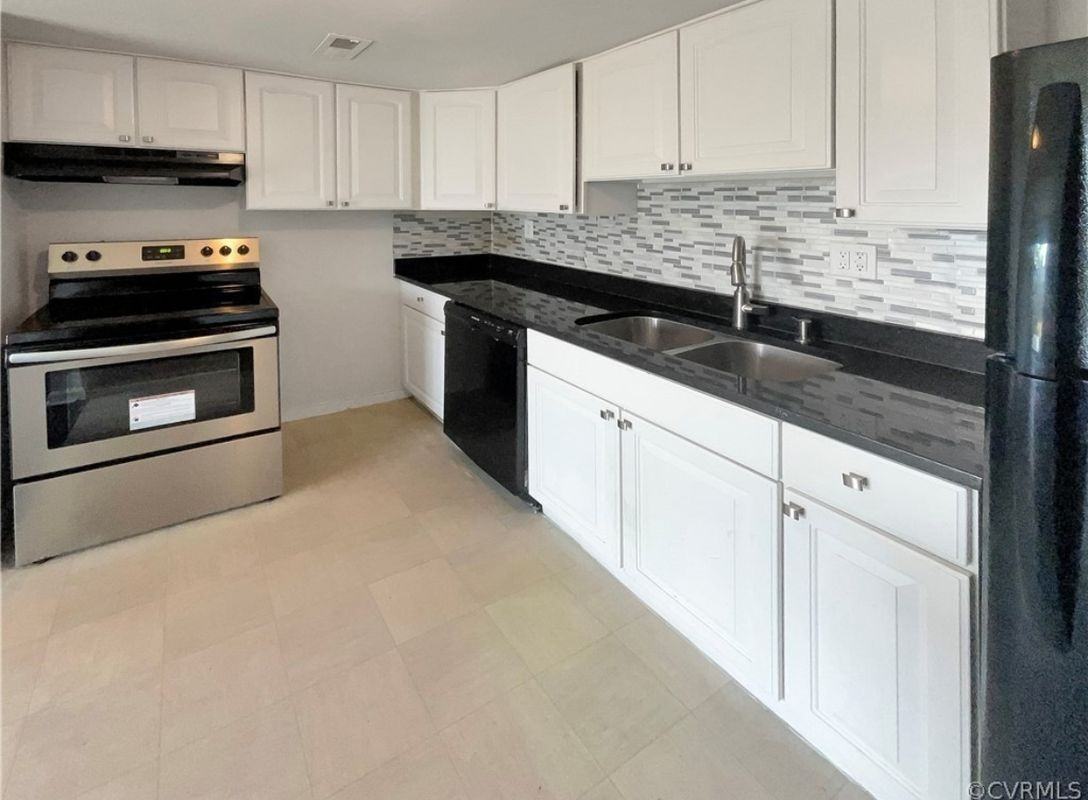 3238 Hunters Mill Ct - Photo 5 of 10