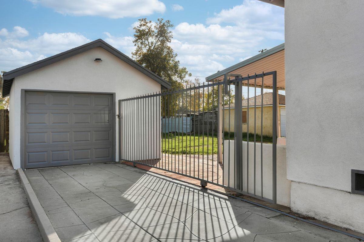 301 10th St - Photo 2 of 19