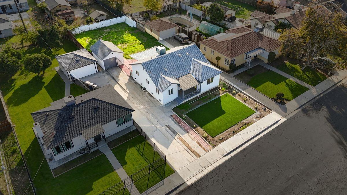 301 10th St - Photo 3 of 19