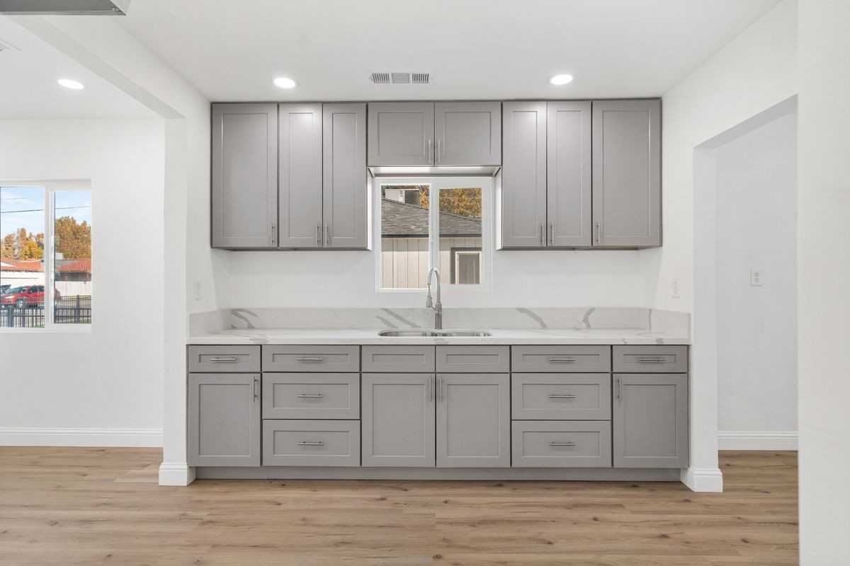 301 10th St - Photo 4 of 19