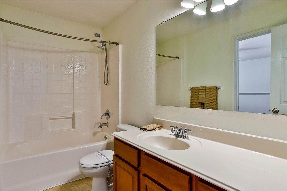 15529 Landing Creek Ln - Photo 2 of 31