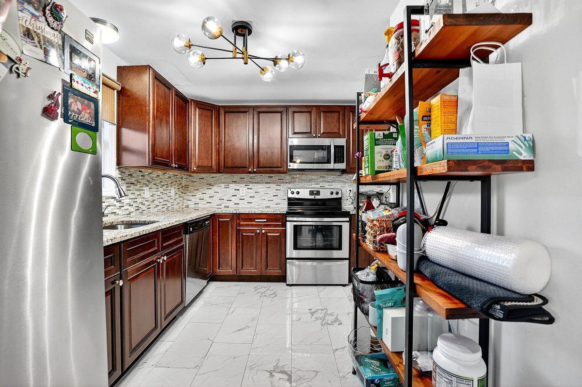 121 Arlington St - Photo 3 of 8