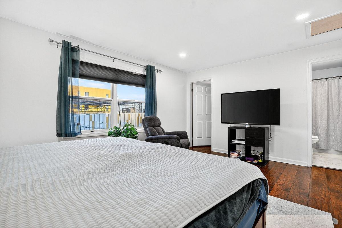 121 Arlington St - Photo 4 of 8