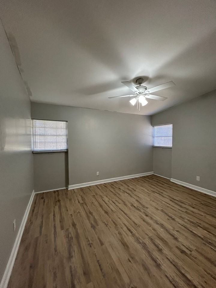 1905 Meadow Dr - Photo 2 of 8