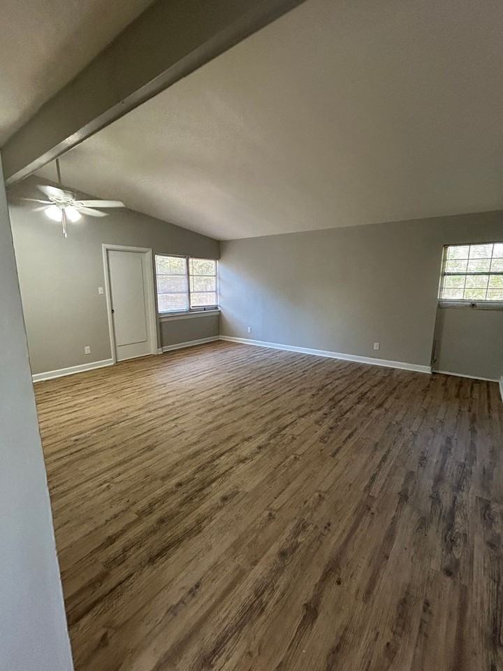 1905 Meadow Dr - Photo 5 of 8