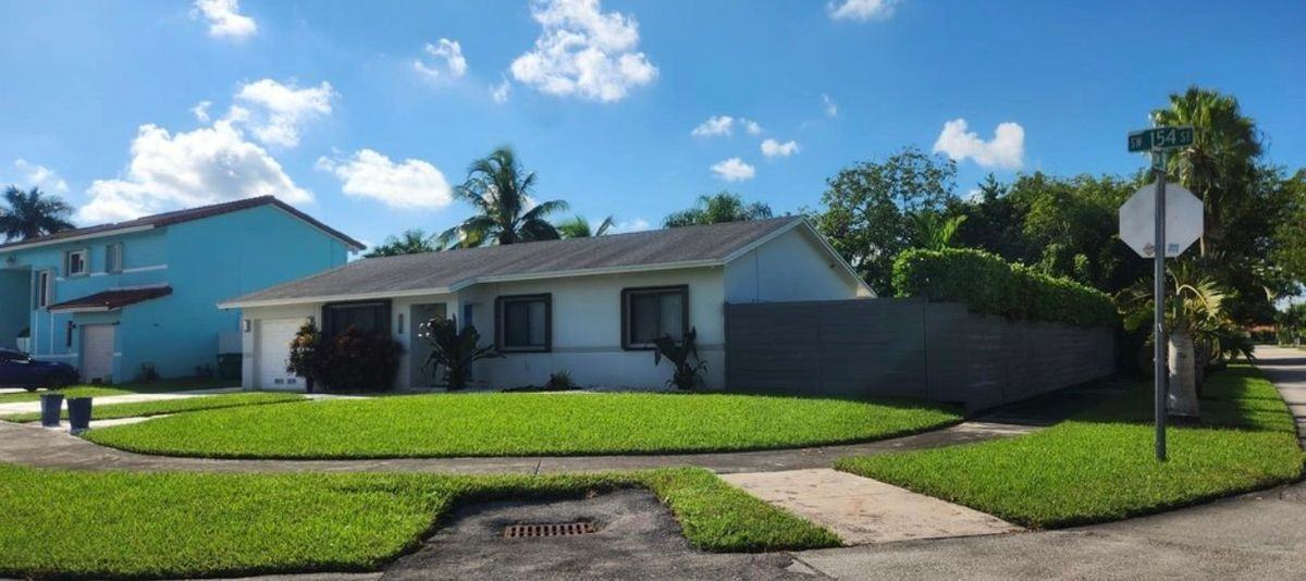 9942 Sw 154th St - Photo 2 of 9