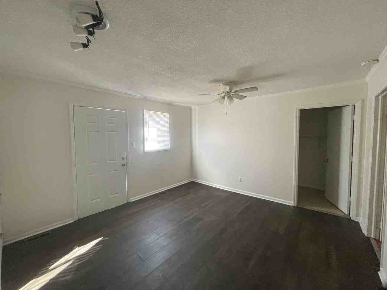 402 S 10th St - Photo 2 of 10