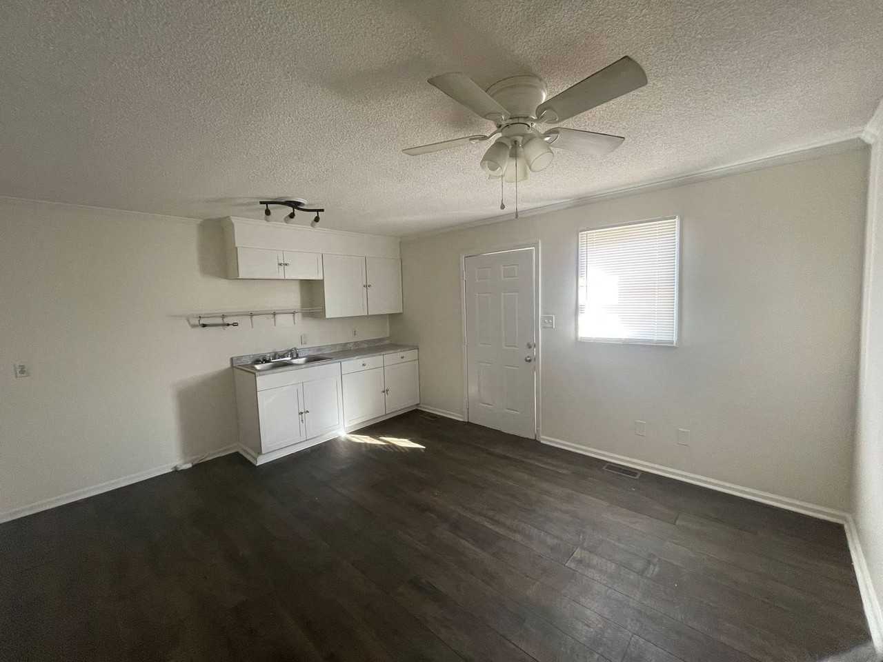 402 S 10th St - Photo 3 of 10