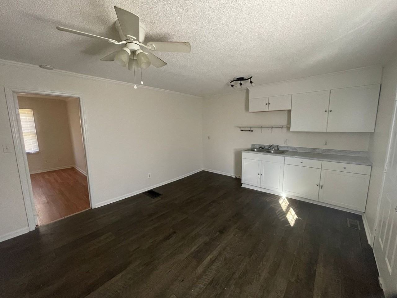 402 S 10th St - Photo 4 of 10