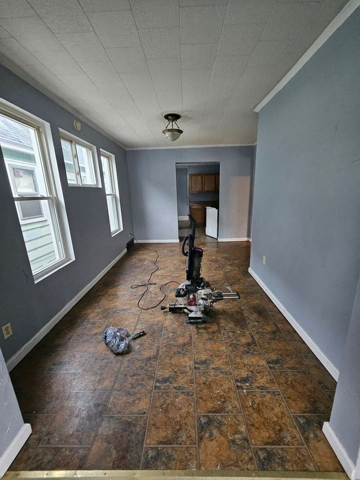 652 E 4th St - Photo 3 of 9