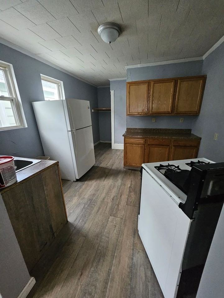 652 E 4th St - Photo 4 of 9