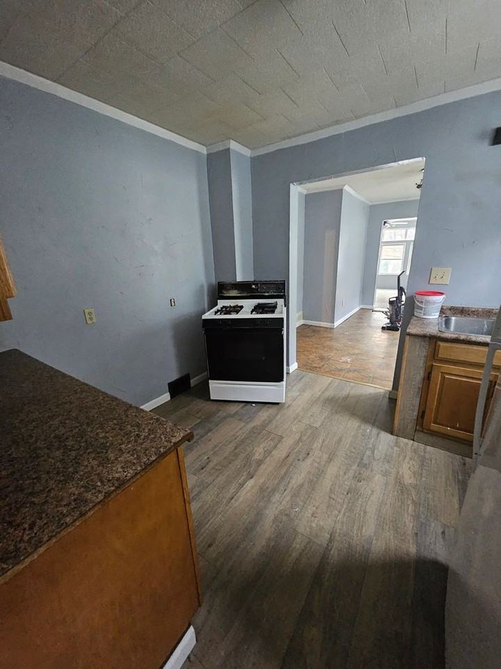 652 E 4th St - Photo 5 of 9