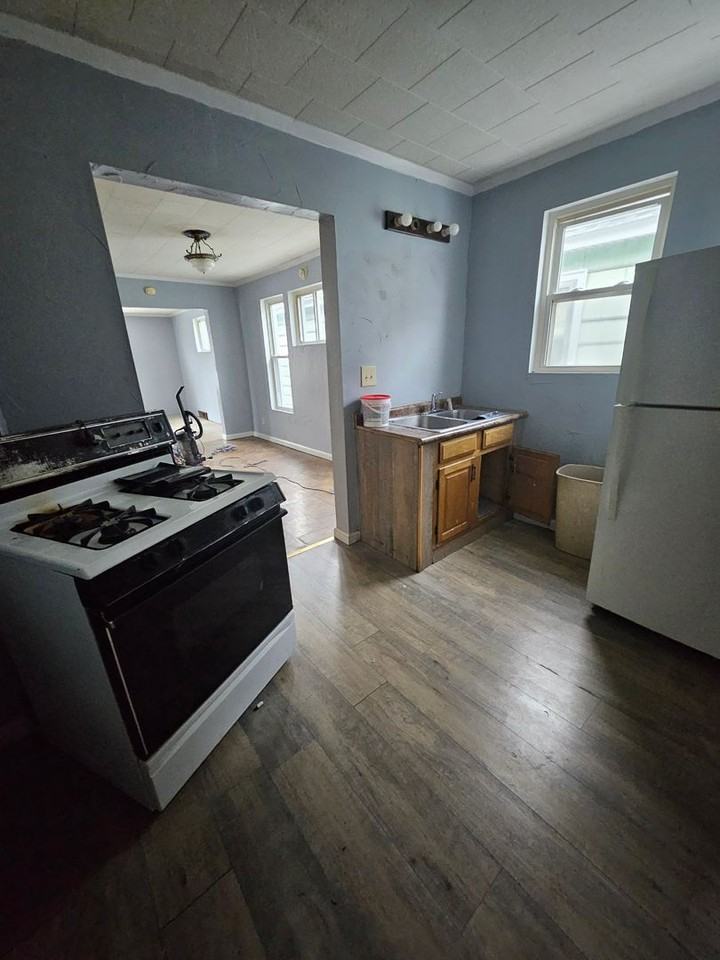 652 E 4th St - Photo 6 of 9