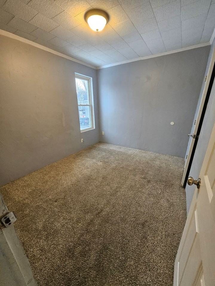 652 E 4th St - Photo 7 of 9