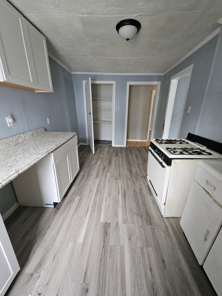 407 E 13th St #2 - Photo 3 of 7