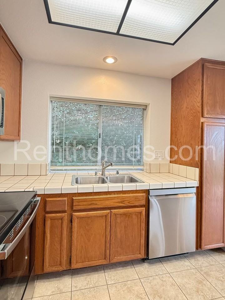 13546 Hike Ln - Photo 6 of 26