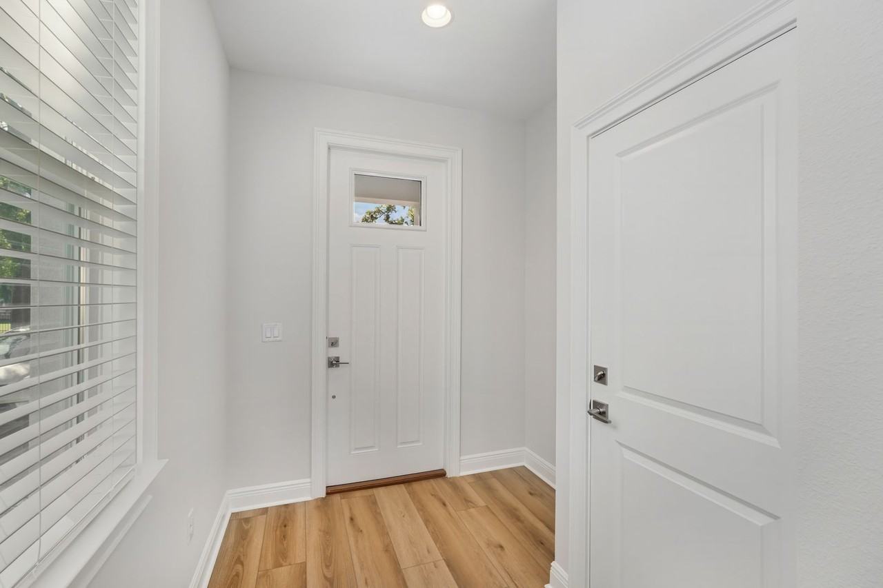 2409 W Fig St #1 - Photo 3 of 22