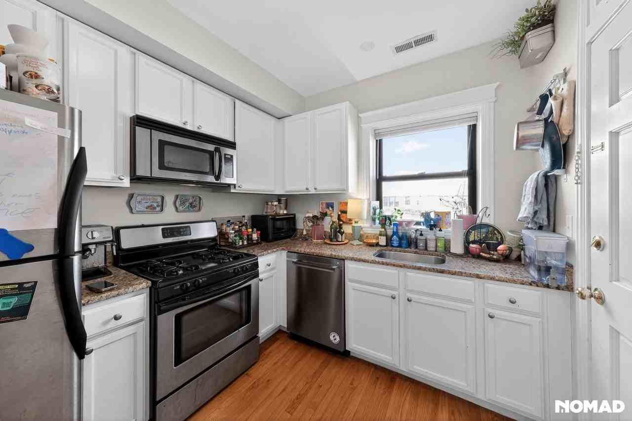 4617 N Paulina St - Photo 4 of 20