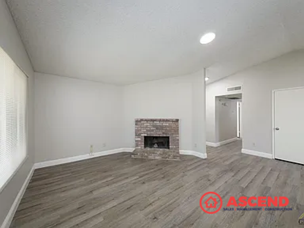 4413 White Ln - Photo 4 of 20