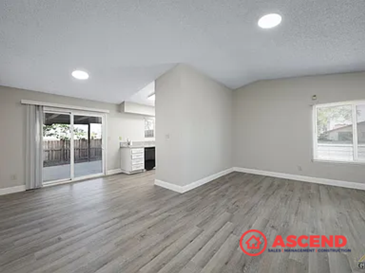 4413 White Ln - Photo 5 of 20