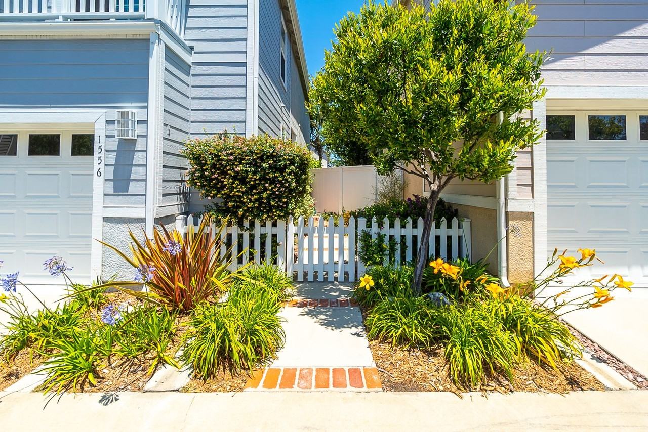 1556 Hyannis Ln - Photo 3 of 32