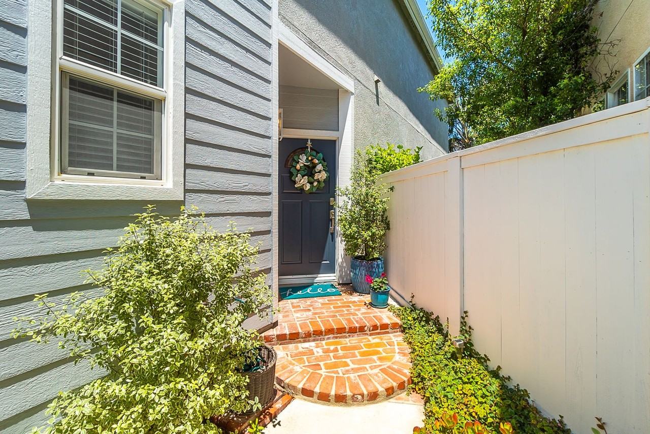 1556 Hyannis Ln - Photo 4 of 32