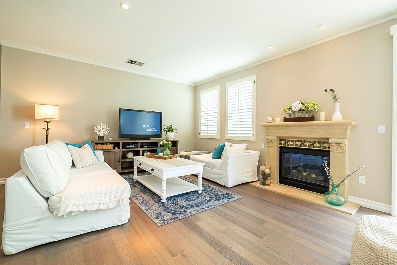 1556 Hyannis Ln - Photo 6 of 32