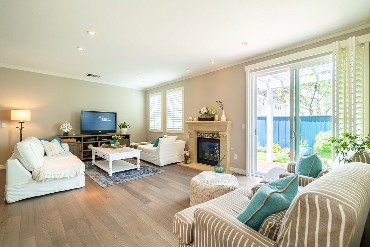 1556 Hyannis Ln - Photo 7 of 32