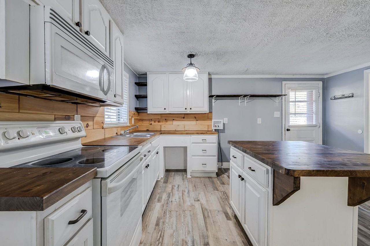 845 Ebenezer Rd - Photo 2 of 28