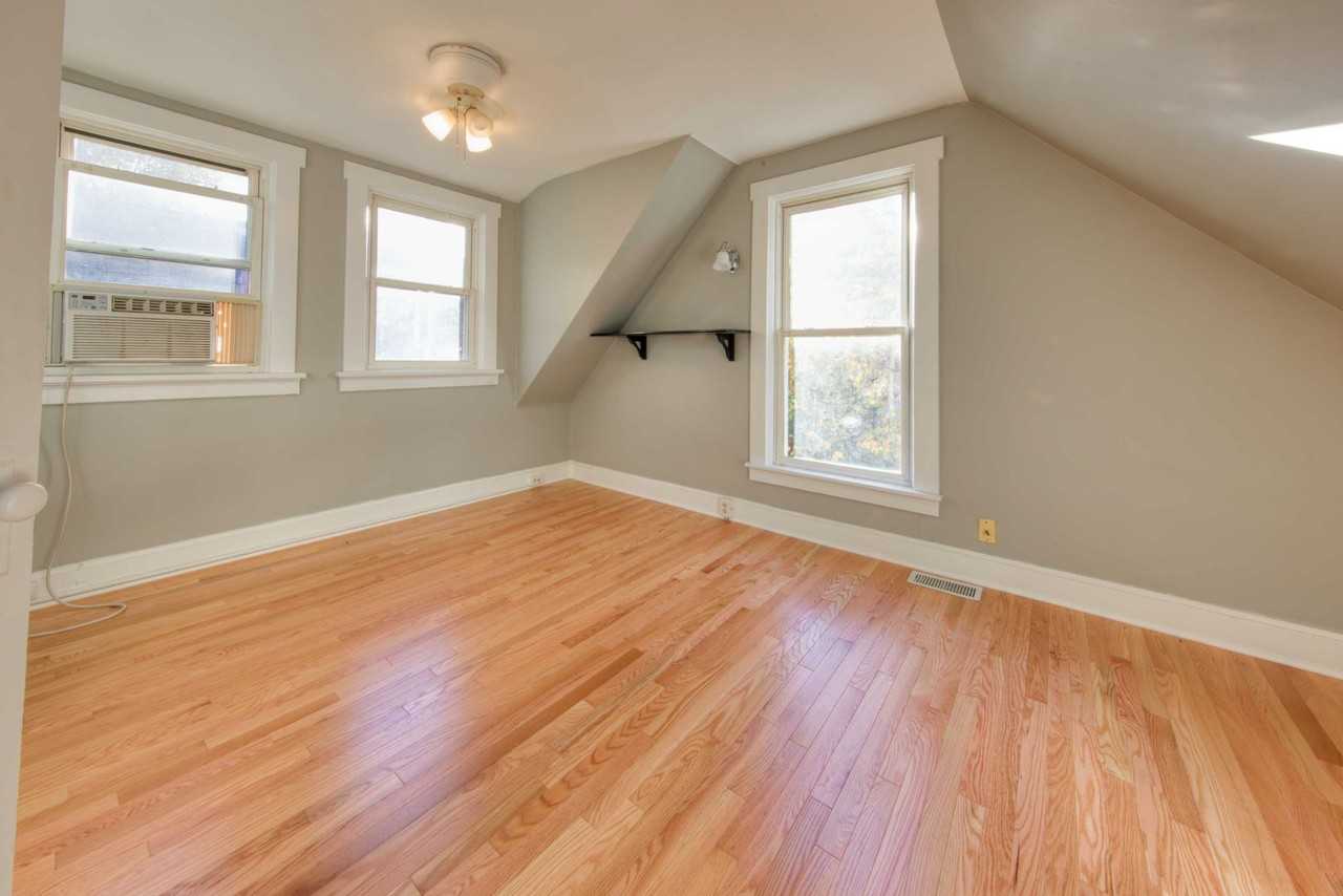 345 Page Ave - Photo 4 of 32