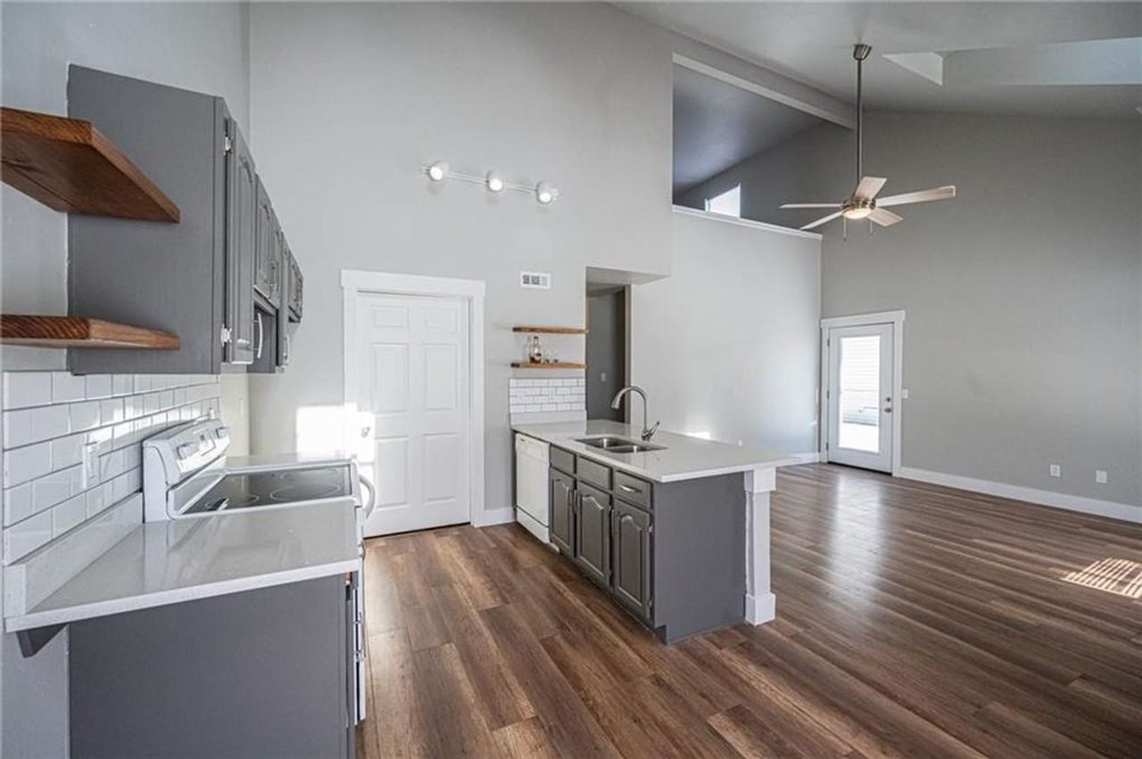 2407 W Ash St - Photo 2 of 15