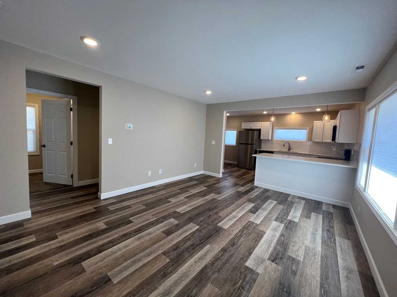 109 E Fremont Ave - Photo 2 of 17