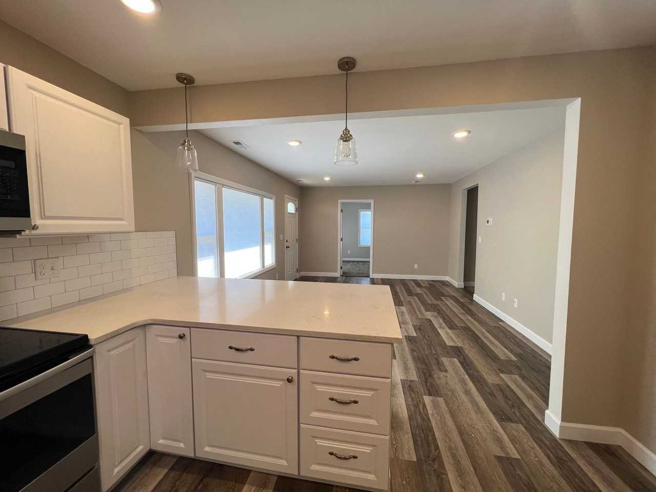 109 E Fremont Ave - Photo 3 of 17