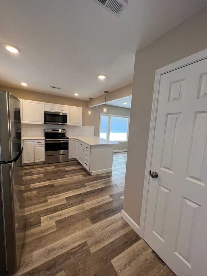 109 E Fremont Ave - Photo 4 of 17