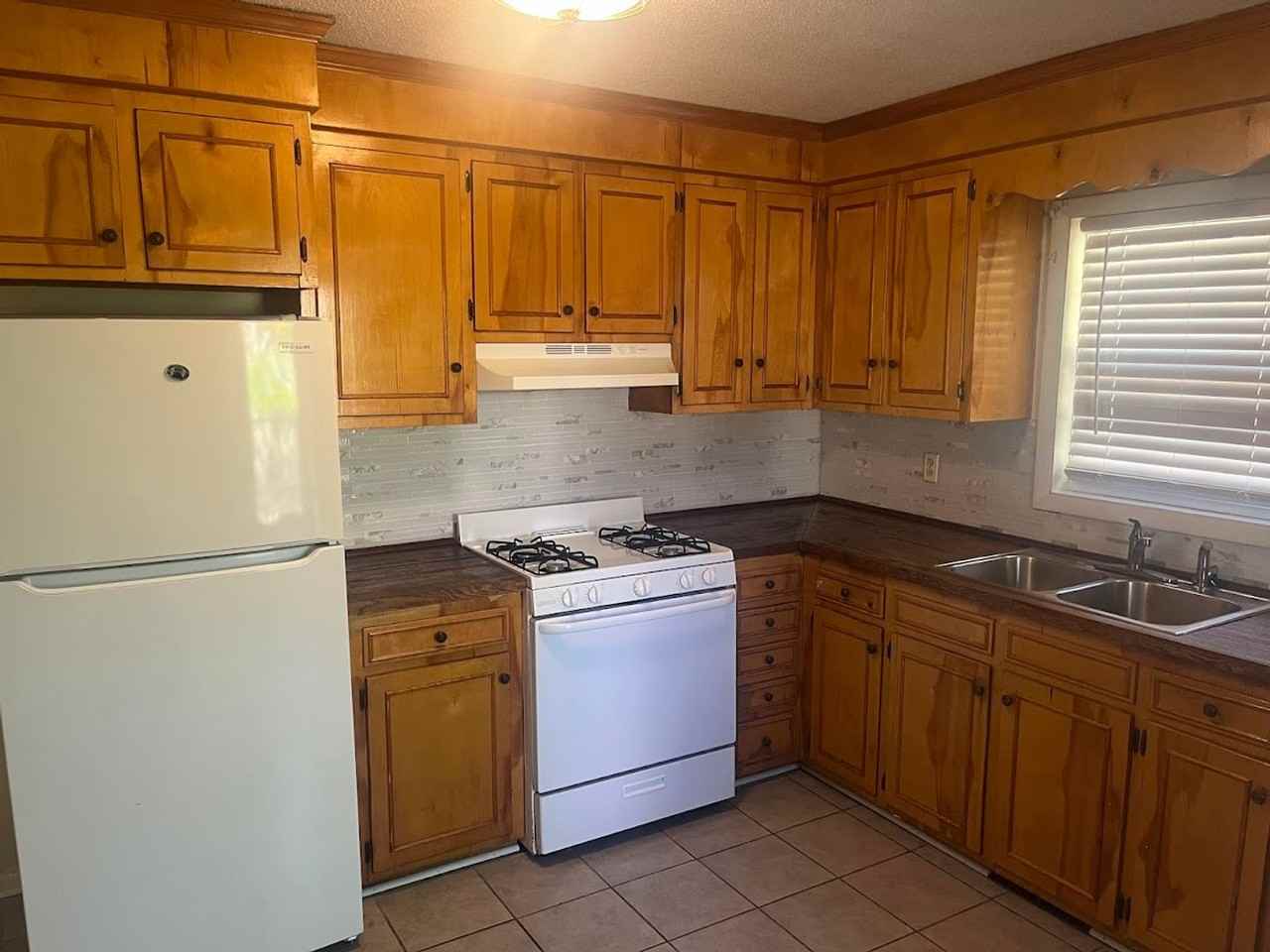 1421 Westwood Dr - Photo 3 of 13