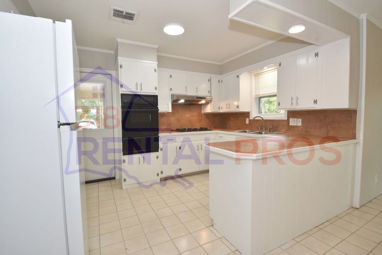 901 Dogwood St - Photo 7 of 25