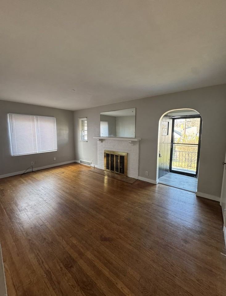 1944 Victoria Ave - Photo 2 of 7