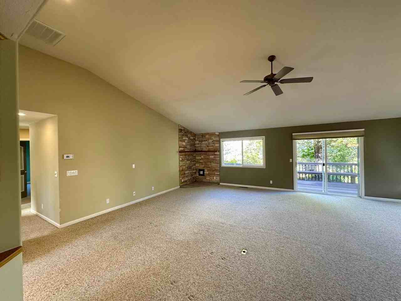 105 Defiant Way - Photo 4 of 28