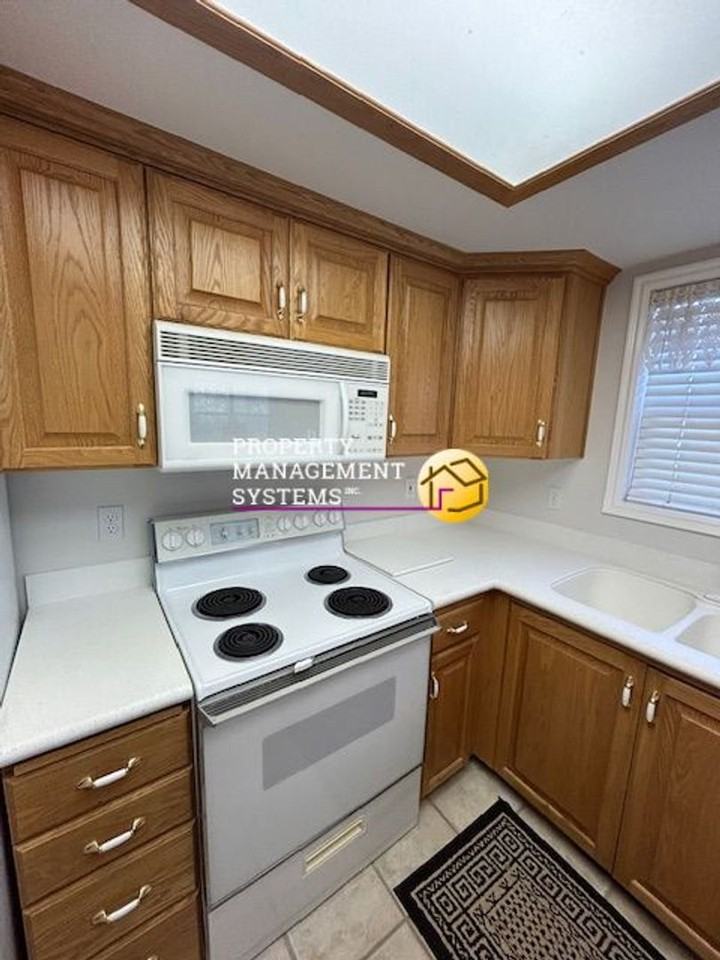 1029 Zermatt Dr #5 - Photo 4 of 23