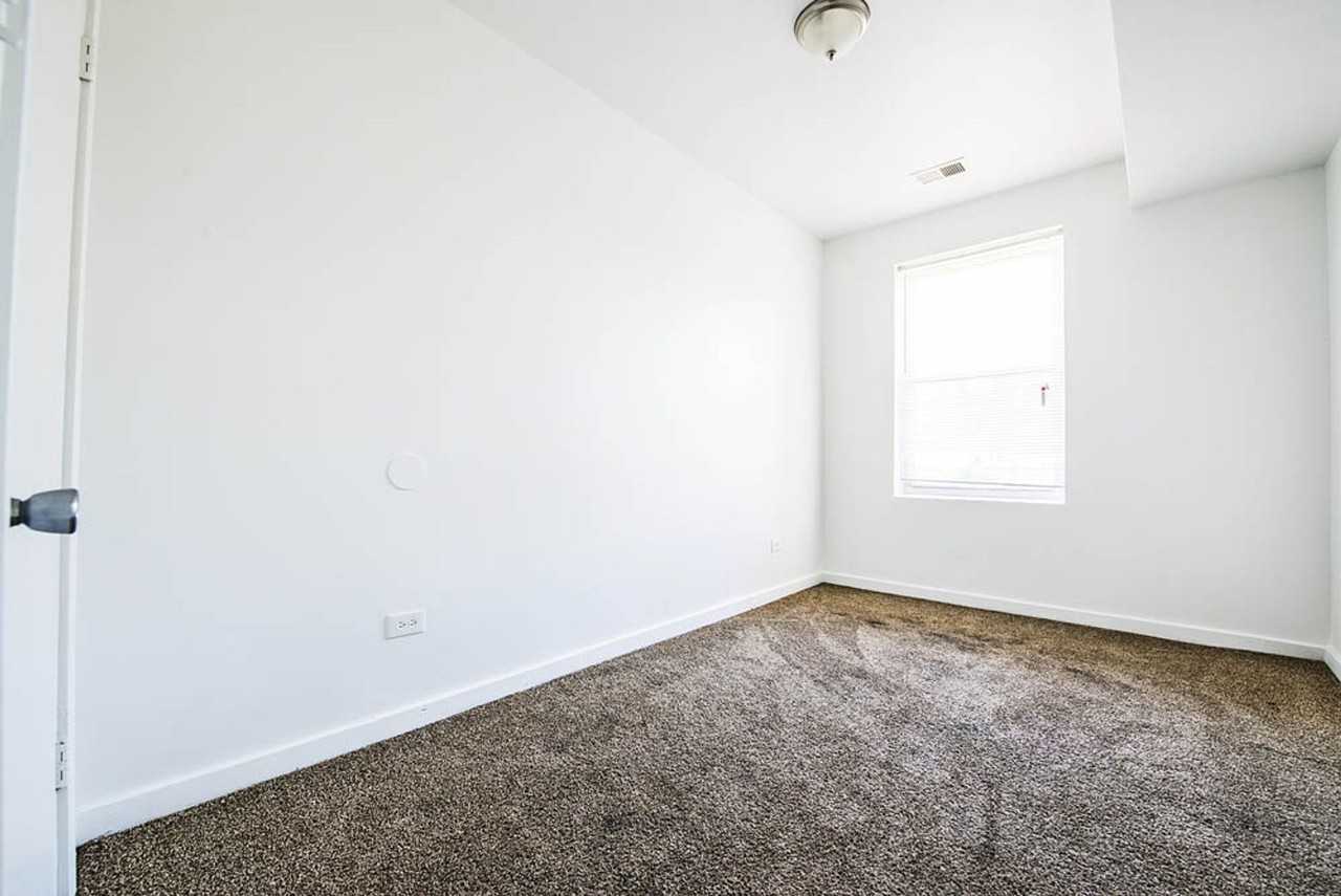 7055 S St Lawrence Ave Chicago, IL 60637 - Photo 4 of 23