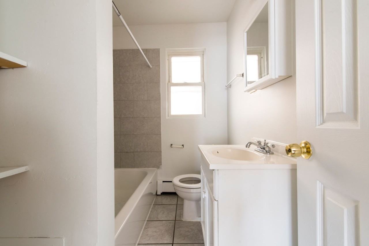 7624 S Kingston Chicago, IL 60649 - Photo 2 of 24